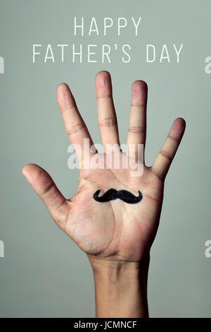 Primo piano del palmo di un giovane uomo con un baffi disegnati in esso e il testo happy padri giorno Foto Stock