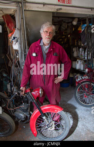 Classic motociclo concessionario Tiernan qualsiasi in una caldaia red suit Foto Stock