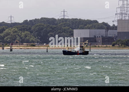 Peschereccio P6 Solent Star lavorando in Southampton acqua con Fawley power station in background Foto Stock