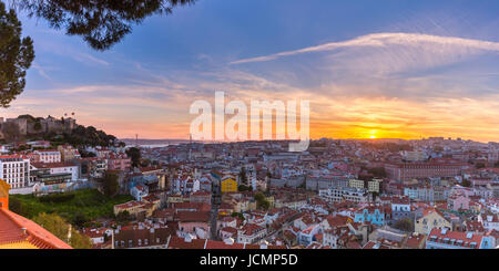 Il centro storico di Lisbona al tramonto, Portogallo Foto Stock