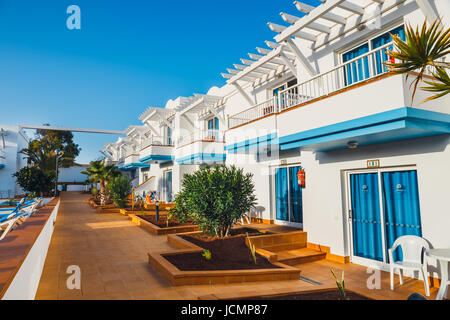 Corralejo, Fuerteventura, Spagna, 03 Aprile 2017: Complesso di edifici dell'hotel e una piscina in Arena Hotel in Corralejo, Spagna Foto Stock