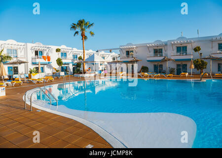 Corralejo, Fuerteventura, Spagna, 03 Aprile 2017: piscina del complesso di hotel Arena Hotel in Corralejo, Spagna Foto Stock