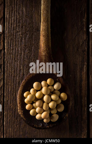 Giallo di fagioli di soia sul cucchiaio di legno Foto Stock