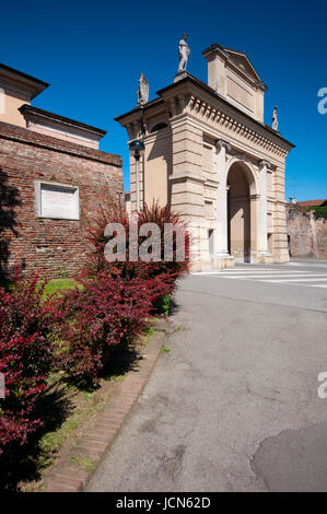 Porta alla vecchia città di crema italia Foto stock - Alamy