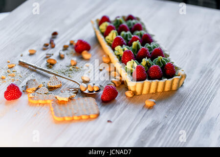 Crostata di pistacchio. Il pistacchio tart su bianco cioccolato Belga BARRY con uno strato di confettura di lamponi confit, croccante a base di pasta frolla e crema di fading e succosa raspb Foto Stock