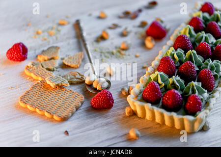 Crostata di pistacchio. Il pistacchio tart su bianco cioccolato Belga BARRY con uno strato di confettura di lamponi confit, croccante a base di pasta frolla e crema di fading e succosa raspb Foto Stock