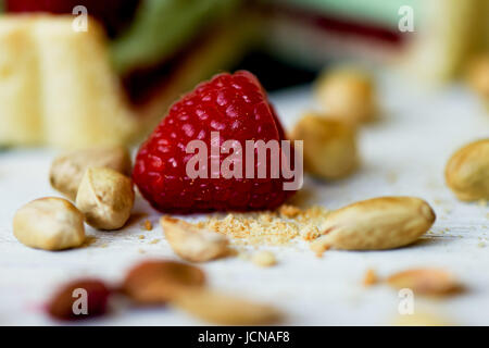 Crostata di pistacchio. Il pistacchio tart su bianco cioccolato Belga BARRY con uno strato di confettura di lamponi confit, croccante a base di pasta frolla e crema di fading e succosa raspb Foto Stock