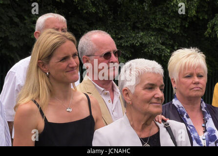 Jo Cox e la sorella di Kim Leadbeater (sinistra) accanto a sua madre Jean all apertura del Jo Cox conference center in alto a Batley di alta scuola in Batley, West Yorkshire. Foto Stock