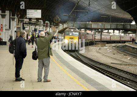 Gli appassionati di rampa a fotografare un West Coast Ferrovie classe diesel 57 loco presso la stazione di York, Regno Unito Foto Stock