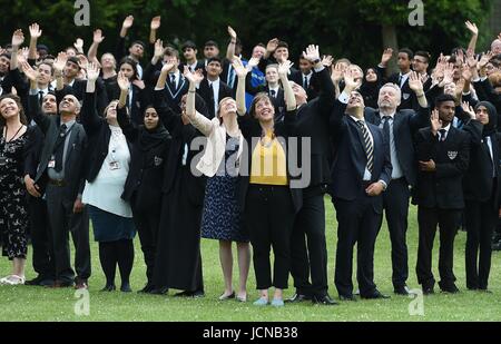 Jess Phillips (centro), il MP di Yardley, si unisce agli studenti della Cockshut Hill School di Birmingham per formare una catena umana a forma di cuore e spiegare le parole "Jo" come parte del weekend Great Get Together per celebrare la vita dell'assassinato MP Jo Cox. Foto Stock