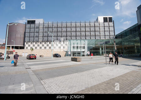 Esterno del Drake Circus Shopping Centre su soleggiate giornate estive di Plymouth, Devon, Regno Unito Regno Unito Foto Stock