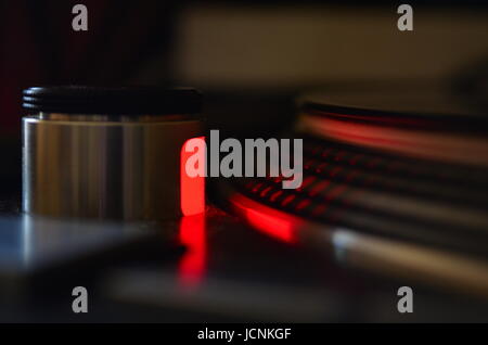 Close up di un giradischi rosso luce stroboscopica sulla piastra Foto Stock