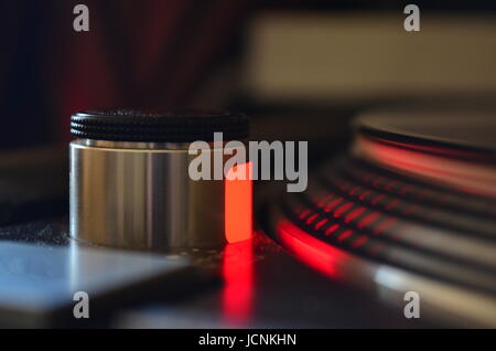 Close up di un giradischi rosso luce stroboscopica sulla piastra Foto Stock