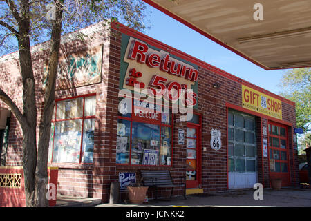 Costruzione di un negozio di articoli da regalo che vendono souvenir da anni cinquanta in Seligman, Arizona lungo la storica Route 66 Foto Stock