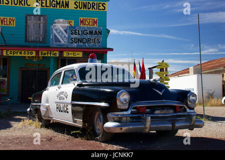 Chrysler auto della polizia di fronte Historic Seligman Sundries Cafe lungo la storica Route 66 Foto Stock