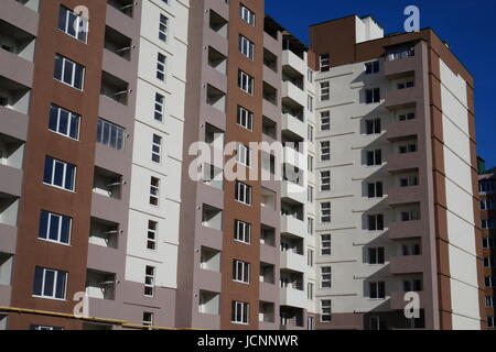 Facciata di un edificio a più piani. Frammento. Foto Stock