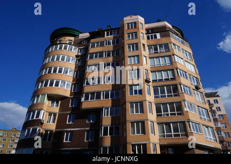 Facciata di un edificio a più piani. Frammento. Foto Stock