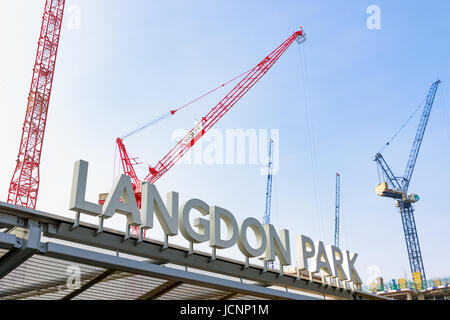 London, Regno Unito - Marzo 27th, 2017 - Langdon Park segno con gru per edilizia in background Foto Stock