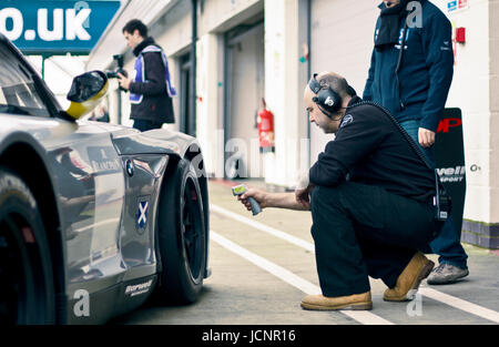 Gara controlli meccanico auto in pit lane. Foto Stock