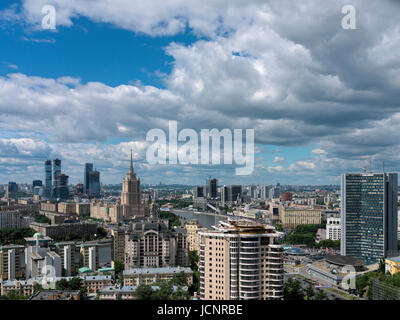 Vista da Lotte-Plaza su Mosca con fiume Moskva e Hotel Ukraina, Mosca, Russia, Europa Foto Stock