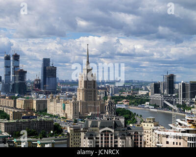 Vista da Lotte-Plaza su Mosca con fiume Moskva e Hotel Ukraina, Mosca, Russia, Europa Foto Stock
