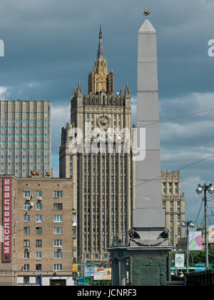 Vista dal ponte Borodinskiy al ministero degli Esteri a Mosca, Russia, Europa Foto Stock