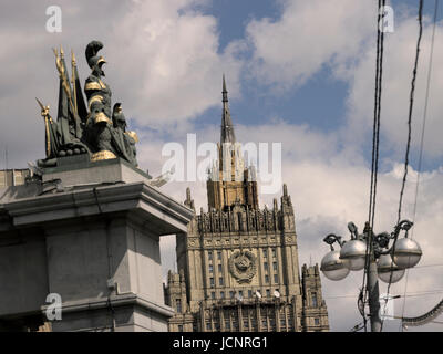 Vista dal ponte Borodinskiy al ministero degli Esteri a Mosca, Russia, Europa Foto Stock