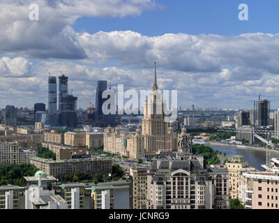 Vista da Lotte-Plaza su Mosca con fiume Moskva e Hotel Ukraina, nel retro Moskva-City, Mosca, Russia, Europa Foto Stock