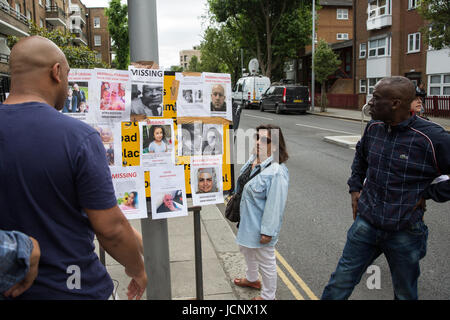 Londra, Regno Unito. 16 Giugno, 2017. I residenti locali visualizza persona mancante bandi pubblicati da parte di familiari e amici in cerca di aiuto per rintracciare quelli ancora mancanti a seguito dell'incendio nella torre Grenfell vicino a Latimer Road stazione della metropolitana. Credito: Mark Kerrison/Alamy Live News Foto Stock