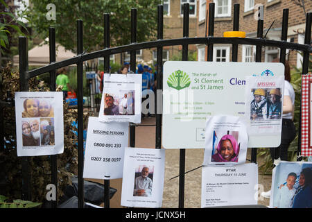 Londra, Regno Unito. 16 Giugno, 2017. Persona mancante bandi pubblicati da parte di familiari e amici in cerca di aiuto per rintracciare quelli ancora mancanti a seguito dell'incendio in Grenfell torre al di fuori della chiesa di San Clemente e St James. Credito: Mark Kerrison/Alamy Live News Foto Stock