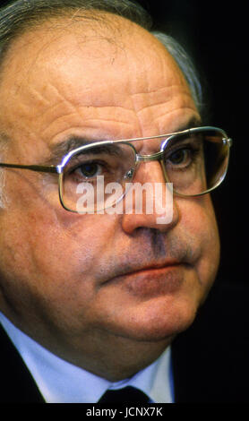 3 luglio 2007 - Bonn, Germania - Bonn, Germania; Feb 1990 --- Il cancelliere tedesco Helmut Kohl. Egli era il Cancelliere della Repubblica federale di Germania dal 1982 al 1998 e Presidente della Christian Unione Democratica (CDU) da 1973-1998. I suoi 16 anni di permanenza è stata la più lunga di qualsiasi cancelliere tedesco poiché Otto von Bismarck. Durante la sua permanenza in carica la riunificazione tedesca ha avuto luogo e il Trattato di Maastricht, che ha creato l'Unione europea...Â©1990 Scott A. Miller (credito Immagine: © Scott A. Miller via ZUMA filo) Foto Stock