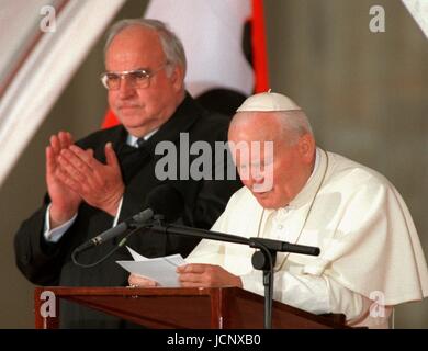 (Dpa file) - Helmut Kohl (L), il cancelliere tedesco dal 1982 al 1998, applaude dopo il discorso di Papa Giovanni Paolo II a Berlino, 23 giugno 1996. Era il Papa della prima visita in Germania dopo la riunificazione, e anche la prima visita di un papa a Berlino. Giovanni Paolo II è stato su una tre giorni di visita in Germania. | Utilizzo di tutto il mondo Foto Stock