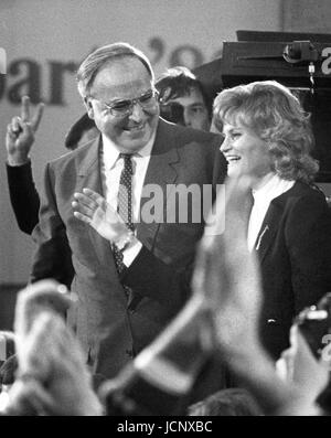 (Dpa file) - West Il cancelliere tedesco Helmut Kohl (L) e sua moglie Hannelore celebrano il loro partito della vittoria durante il Bundestag tedesco elezioni a Bonn, 6 marzo 1983. Helmut Kohl continua come cancelliere della Germania Ovest (1982±1990) e Germania riunificata (1990±98). | Utilizzo di tutto il mondo Foto Stock