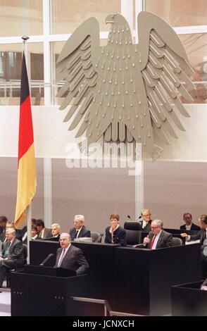 (Dpa file) - Il cancelliere tedesco Helmut Kohl sta tenendo un discorso nella prima sessione del regno Parlamento tedesco nell'Edificio del Reichstag a Berlino, il 4 ottobre 1990. 45 anni dopo la fine della Seconda Guerra Mondiale i tedeschi si sono uniti in un sovrano della democrazia. Efficace il 3 ottobre 1990, la RDT è entrato a far parte del campo di applicazione della costituzione della Repubblica federale di Germania e non esiste più. | Utilizzo di tutto il mondo Foto Stock