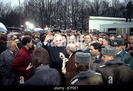 FILE - Il cancelliere tedesco Helmut Kohl onde durante la fase di apertura della Porta di Brandeburgo a Berlino, Germania, 22 dicembre 1989. Helmut Kohl è morto venerdì, 16 giugno 2017. Egli è stato 87. Foto: Peer Grimm/dpa Foto Stock