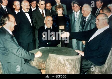 FILE - Il cancelliere tedesco Helmut Kohl (r-l), Unione Sovietica Presidente Mikhail Gorbaciov e il Ministro degli esteri tedesco Hans-Dietrich GENSCHER parlare in Archys, Russia, 15 luglio 1990. Helmut Kohl è morto venerdì, 16 giugno 2017. Egli è stato 87. Foto: dpa Foto Stock