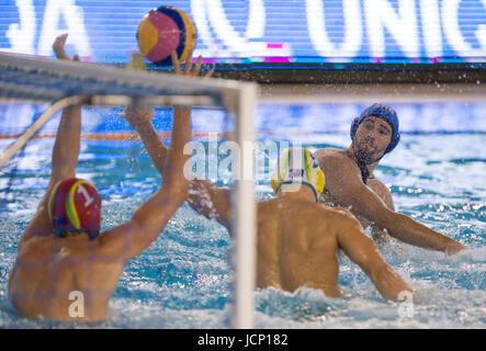 KRAGUJEVAC, SERBIA - Giugno 16, 2017: Randjelovic Sava di Serbia girato a obiettivo durante il maschile di pallanuoto International amichevole tra Serbia e Australia a SC Park Aquatic Center il 16 giugno 2017 a Kragujevac, in Serbia. (Foto di Nikola Krstic / Alamy Live News) Foto Stock