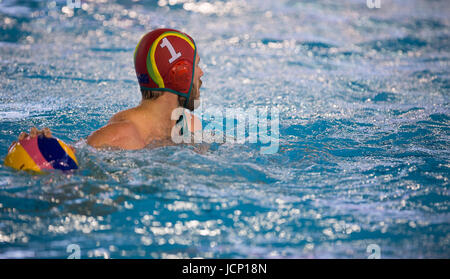 KRAGUJEVAC, SERBIA - Giugno 16, 2017: Edward Slade di Australia in azione durante il maschile di pallanuoto International amichevole tra Serbia e Australia a SC Park Aquatic Center il 16 giugno 2017 a Kragujevac, in Serbia. (Foto di Nikola Krstic / Alamy Live News) Foto Stock