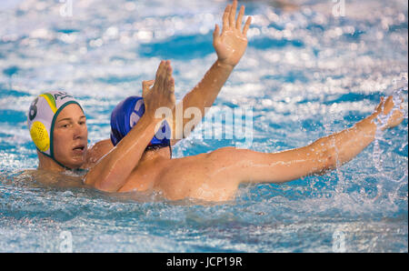 KRAGUJEVAC, SERBIA - Giugno 16, 2017: Andrew Ford di Australia in azione durante il maschile di pallanuoto International amichevole tra Serbia e Australia a SC Park Aquatic Center il 16 giugno 2017 a Kragujevac, in Serbia. (Foto di Nikola Krstic / Alamy Live News) Foto Stock