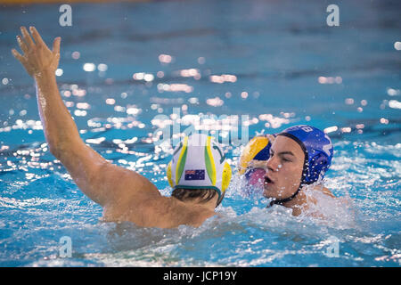 KRAGUJEVAC, SERBIA - Giugno 16, 2017: Radomir Drasovic di Serbia in azione durante il maschile di pallanuoto International amichevole tra Serbia e Australia a SC Park Aquatic Center il 16 giugno 2017 a Kragujevac, in Serbia. (Foto di Nikola Krstic / Alamy Live News) Foto Stock