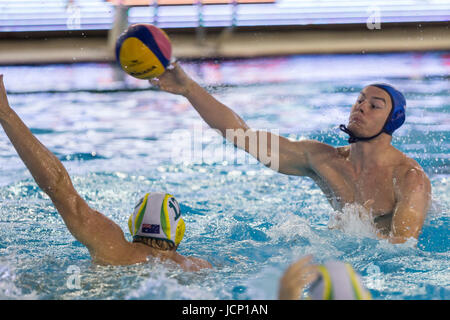 KRAGUJEVAC, SERBIA - Giugno 16, 2017: Radomir Drasovic di Serbia passare la palla durante il maschile di pallanuoto International amichevole tra Serbia e Australia a SC Park Aquatic Center il 16 giugno 2017 a Kragujevac, in Serbia. (Foto di Nikola Krstic / Alamy Live News) Foto Stock