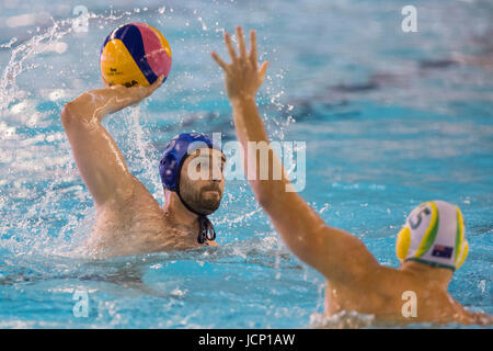 KRAGUJEVAC, SERBIA - Giugno 16, 2017: Milos Cuk di Serbia in azione durante il maschile di pallanuoto International amichevole tra Serbia e Australia a SC Park Aquatic Center il 16 giugno 2017 a Kragujevac, in Serbia. (Foto di Nikola Krstic / Alamy Live News) Foto Stock