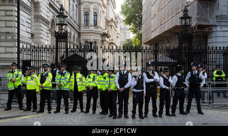 Londra, UK, 16 giugno 2017. Cordone di polizia al di fuori di Downing Street presso la giustizia per Grenfell protesta. I dimostranti chiedono una piena investivation nel disastro di Grenfell Torre. Foto: Bettina Strenske/Alamy Live News Foto Stock