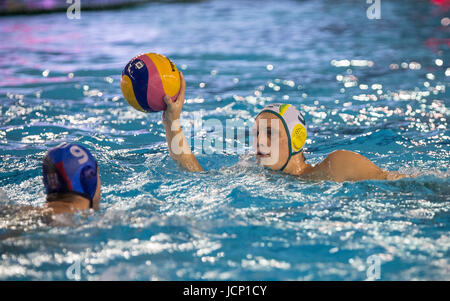 KRAGUJEVAC, SERBIA - Giugno 16, 2017: Timoteo Putt di Australia in azione durante il maschile di pallanuoto International amichevole tra Serbia e Australia a SC Park Aquatic Center il 16 giugno 2017 a Kragujevac, in Serbia. (Foto di Nikola Krstic / Alamy Live News) Foto Stock