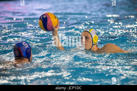 KRAGUJEVAC, SERBIA - Giugno 16, 2017: Timoteo Putt di Australia in azione durante il maschile di pallanuoto International amichevole tra Serbia e Australia a SC Park Aquatic Center il 16 giugno 2017 a Kragujevac, in Serbia. (Foto di Nikola Krstic / Alamy Live News) Foto Stock