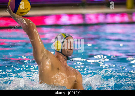 KRAGUJEVAC, SERBIA - Giugno 16, 2017: Jarrod Glichrist in azione durante il maschile di pallanuoto International amichevole tra Serbia e Australia a SC Park Aquatic Center il 16 giugno 2017 a Kragujevac, in Serbia. (Foto di Nikola Krstic / Alamy Live News) Foto Stock