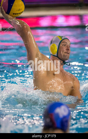 KRAGUJEVAC, SERBIA - Giugno 16, 2017: Jarrod Glichrist in azione durante il maschile di pallanuoto International amichevole tra Serbia e Australia a SC Park Aquatic Center il 16 giugno 2017 a Kragujevac, in Serbia. (Foto di Nikola Krstic / Alamy Live News) Foto Stock