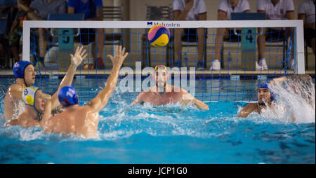 KRAGUJEVAC, SERBIA - Giugno 16, 2017: Andrija Prlainovic di Serbia passare la palla durante il maschile di pallanuoto International amichevole tra Serbia e Australia a SC Park Aquatic Center il 16 giugno 2017 a Kragujevac, in Serbia. (Foto di Nikola Krstic / Alamy Live News) Foto Stock