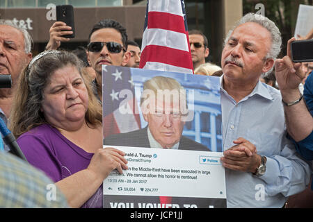 Detroit, Michigan, Stati Uniti d'America. 16 Giugno, 2017. I membri di Detroit la comunità caldea dei cristiani iracheni protestare contro il governo di arresto di decine di iracheni che hanno intenzione di deportare. I membri della famiglia dire che i cristiani iracheni di fronte al genocidio se sono tornati in Iraq. Credito: Jim West/Alamy Live News Foto Stock