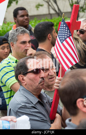 Detroit, Michigan, Stati Uniti d'America. 16 Giugno, 2017. I membri di Detroit la comunità caldea dei cristiani iracheni protestare contro il governo di arresto di decine di iracheni che hanno intenzione di deportare. I membri della famiglia dire che i cristiani iracheni di fronte al genocidio se sono tornati in Iraq. Credito: Jim West/Alamy Live News Foto Stock